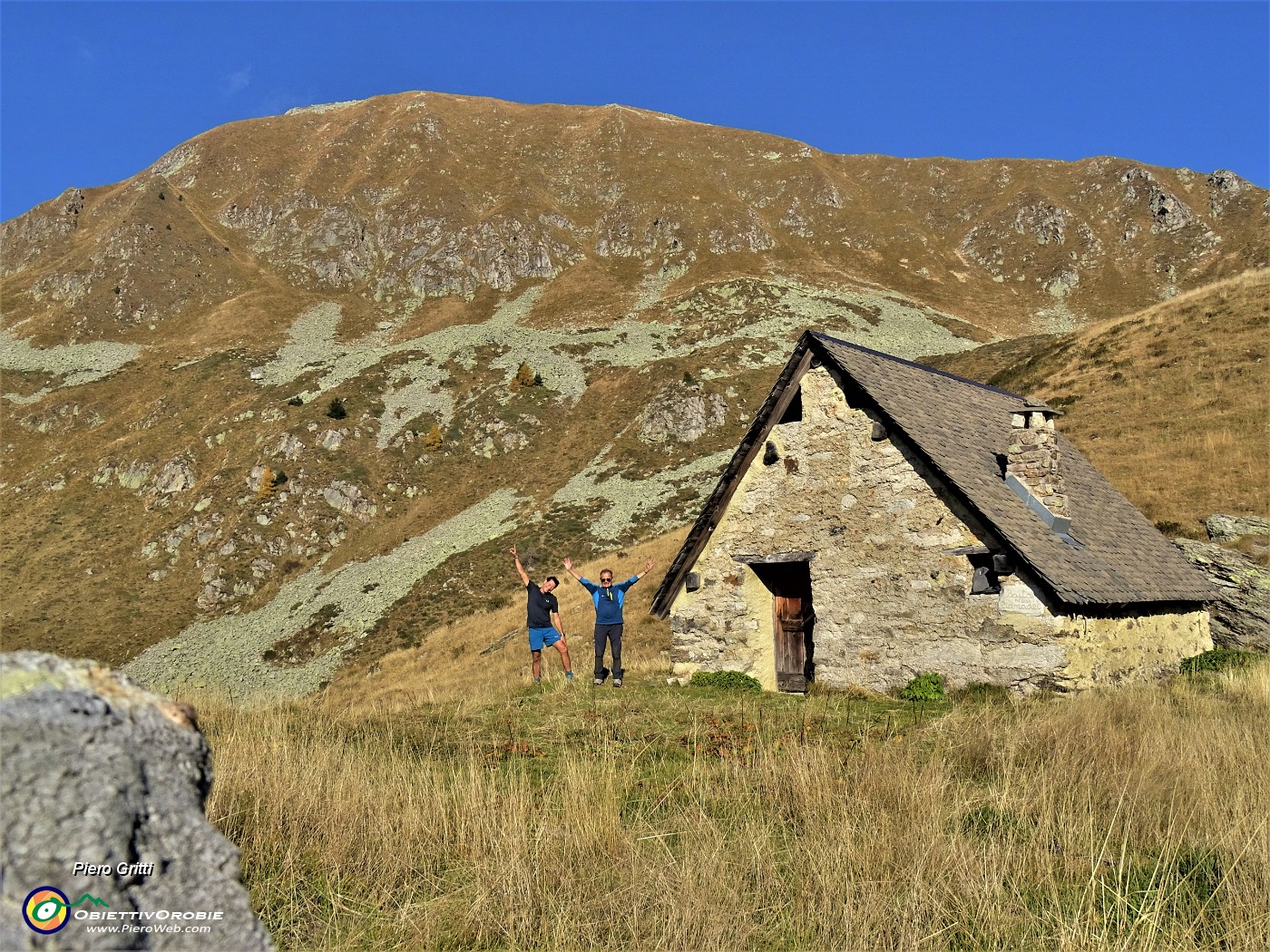 61 Alla bella Baita Pianadei (2097 m) col tetto svettante verso il Valegino.JPG